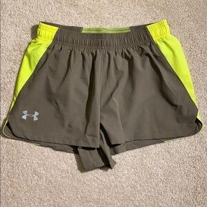 Under Armour Women’s Heatgear Fitted Shorts in Yellow & Grey sz S